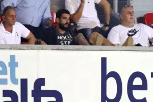 Στην κερκίδα αντί στο γήπεδο