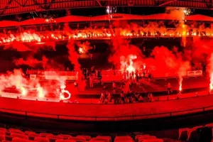 Χειροπέδες σε 21χρονο για πυρσούς και ζημιές στο Τσίρειο