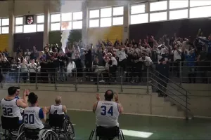 H ΘΥΡΑ ΕΝΑ πάει Ζακάκι