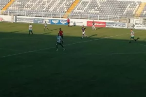 ΔΙΠΛΟ για Οθέλλο (φώτος)