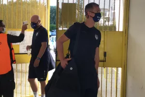 Πριν την είσοδο... θερμομέτρηση (φώτος)