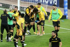 «Ζέσταμα» με τις μπάλες του Europa League η ΑΕΚ (φώτο)