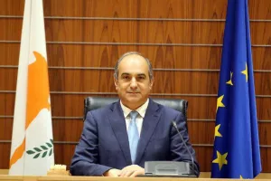 ΑΠΟΦΑΣΗ Συλλούρη/Απέχει από τα καθήκοντα του