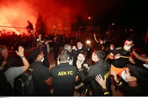 ΠΑΡΤΙ στο ΟΑΚΑ: Οι παίκτες βγήκαν στο δρόμο και πέταξαν μπλούζες σε εκατοντάδες Ενωσίτες! (Φώτος, βίντεο)