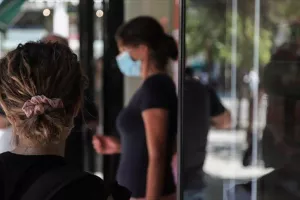Από σήμερα... Σε αυτούς τους χώρους φοράς μάσκα, αλλιώς €300 πρόστιμο