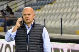 Τα λέει με Παπαχαραλάμπους 