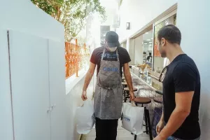 Ο Απόλλωνας προσφέρει φαγητό σε άπορες οικογένειες (φώτος)