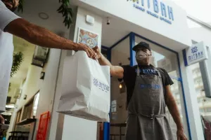 Ο Απόλλωνας προσφέρει φαγητό σε άπορες οικογένειες (φώτος)