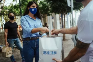 Ο Απόλλωνας προσφέρει φαγητό σε άπορες οικογένειες (φώτος)