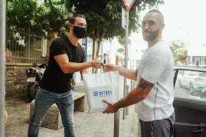 Ο Απόλλωνας προσφέρει φαγητό σε άπορες οικογένειες (φώτος)