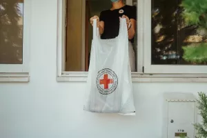 Ο Απόλλωνας προσφέρει φαγητό σε άπορες οικογένειες (φώτος)