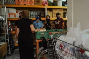 Ο Απόλλωνας προσφέρει φαγητό σε άπορες οικογένειες (φώτος)