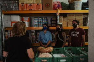 Ο Απόλλωνας προσφέρει φαγητό σε άπορες οικογένειες (φώτος)