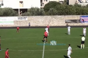 Ομάδα έκανε σέντρα και στα δύο ημίχρονα και κανείς δεν πήρε χαμπάρι (βίντεο)