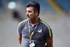 ΔΙΠΛΟ με 10 παίκτες η Πάφος! Προβληματικό ΞΑΝΑ το ΑΠΟΕΛ (φώτος)