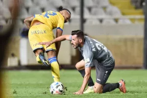 ΔΙΠΛΟ με 10 παίκτες η Πάφος! Προβληματικό ΞΑΝΑ το ΑΠΟΕΛ (φώτος)