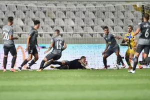ΔΙΠΛΟ με 10 παίκτες η Πάφος! Προβληματικό ΞΑΝΑ το ΑΠΟΕΛ (φώτος)