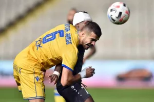ΔΙΠΛΟ με 10 παίκτες η Πάφος! Προβληματικό ΞΑΝΑ το ΑΠΟΕΛ (φώτος)