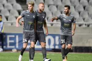 ΔΙΠΛΟ με 10 παίκτες η Πάφος! Προβληματικό ΞΑΝΑ το ΑΠΟΕΛ (φώτος)