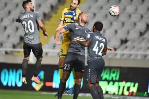 ΔΙΠΛΟ με 10 παίκτες η Πάφος! Προβληματικό ΞΑΝΑ το ΑΠΟΕΛ (φώτος)