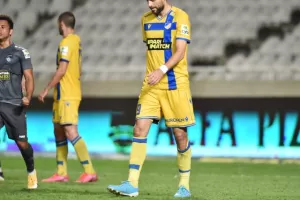 ΔΙΠΛΟ με 10 παίκτες η Πάφος! Προβληματικό ΞΑΝΑ το ΑΠΟΕΛ (φώτος)