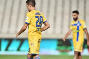 ΔΙΠΛΟ με 10 παίκτες η Πάφος! Προβληματικό ΞΑΝΑ το ΑΠΟΕΛ (φώτος)