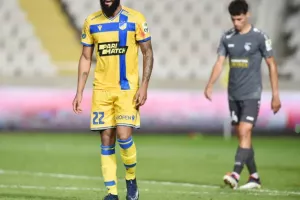 ΔΙΠΛΟ με 10 παίκτες η Πάφος! Προβληματικό ΞΑΝΑ το ΑΠΟΕΛ (φώτος)