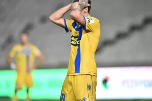 ΔΙΠΛΟ με 10 παίκτες η Πάφος! Προβληματικό ΞΑΝΑ το ΑΠΟΕΛ (φώτος)
