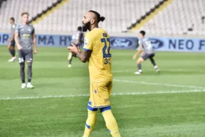 ΔΙΠΛΟ με 10 παίκτες η Πάφος! Προβληματικό ΞΑΝΑ το ΑΠΟΕΛ (φώτος)