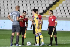ΔΙΠΛΟ με 10 παίκτες η Πάφος! Προβληματικό ΞΑΝΑ το ΑΠΟΕΛ (φώτος)