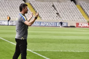 ΔΙΠΛΟ με 10 παίκτες η Πάφος! Προβληματικό ΞΑΝΑ το ΑΠΟΕΛ (φώτος)