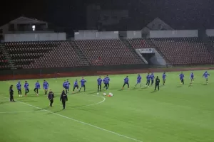 Προπόνηση στην... βροχερή "Elbasan Arena" (Φώτος)