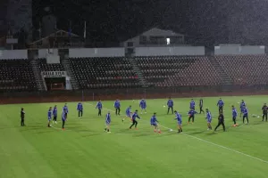 Προπόνηση στην... βροχερή "Elbasan Arena" (Φώτος)