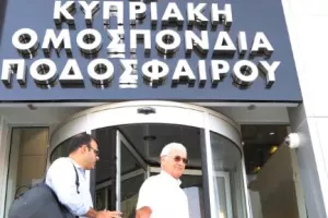  Ολοκληρώθηκε η συνάντηση Κούμα - Παπαχαραλάμπους