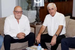  Ολοκληρώθηκε η συνάντηση Κούμα - Παπαχαραλάμπους