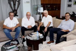  Ολοκληρώθηκε η συνάντηση Κούμα - Παπαχαραλάμπους