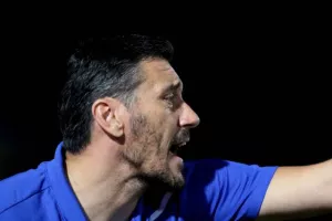 Επέστρεψε... με ΤΕΣΣΑΡΑ! (Φώτος)