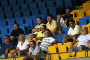 Επέστρεψε... με ΤΕΣΣΑΡΑ! (Φώτος)