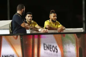 Επέστρεψε... με ΤΕΣΣΑΡΑ! (Φώτος)