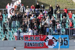 Με κόσμο στο γήπεδο