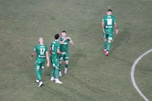 (ΦΩΤΟΣ/ΕΚΠΛΗΞΗ) Με τη νέα φανέλα της η Ομόνοια! 