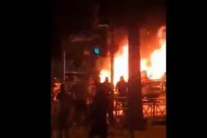 Λεμεσός/ Η στιγμή που καίγεται περιπολικό στα επεισόδια (ΒΙΝΤΕΟ)