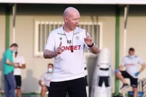 Τους περιμένει για να φουλάρει