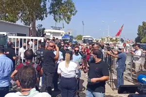 Άνοιξε η πύλη στο Βαρώσι