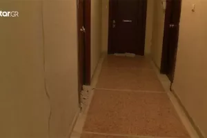 Κλείνουν τις χαραμάδες στις πόρτες με πετσέτες για να μην μπει ο κορονοϊός!