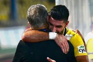 Η αγκαλιά του Παπαφώτη…