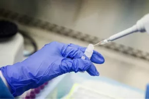 Νέα μελέτη: Οι ασθενείς κορωνοϊού μολύνουν σχεδόν τα μισά μέλη της οικογένειάς τους