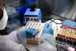 Πέθανε εθελοντής που συμμετείχε στη δοκιμή του εμβολίου της AstraZeneca
