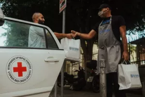 Ο Απόλλωνας προσφέρει φαγητό σε άπορες οικογένειες (φώτος)