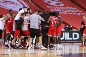 Ολυμπιακός: Ένα κουβάρι οι παίκτες πανηγύρισαν το τρίποντο νίκης του Χάρισον